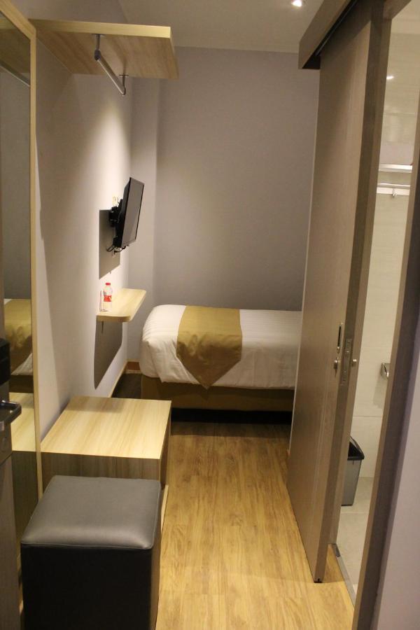 Central Front One Inn Jakarta Airport Rawabokor Dua Extérieur photo